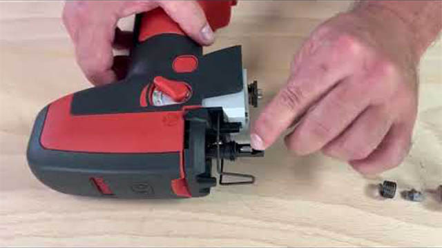 PS 2-18 Pflegeanleitung: Reinigung der Sägeblatt-Spannung